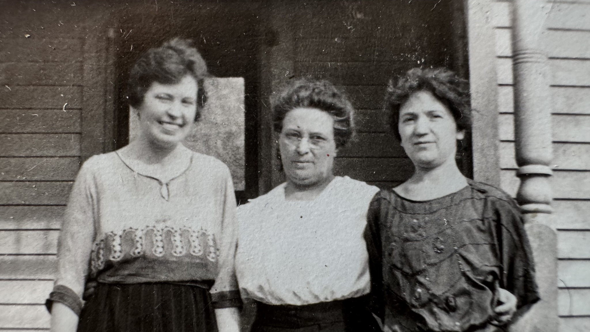 Back pic I'm guessing the age to be 1920's can someone help me