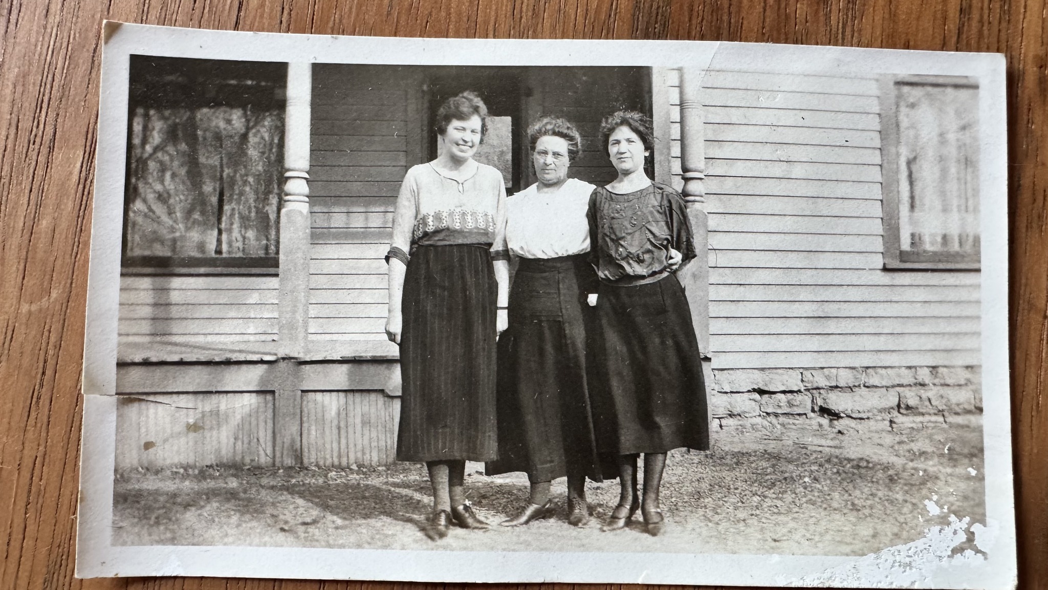 Back pic I'm guessing the age to be 1920's can someone help me