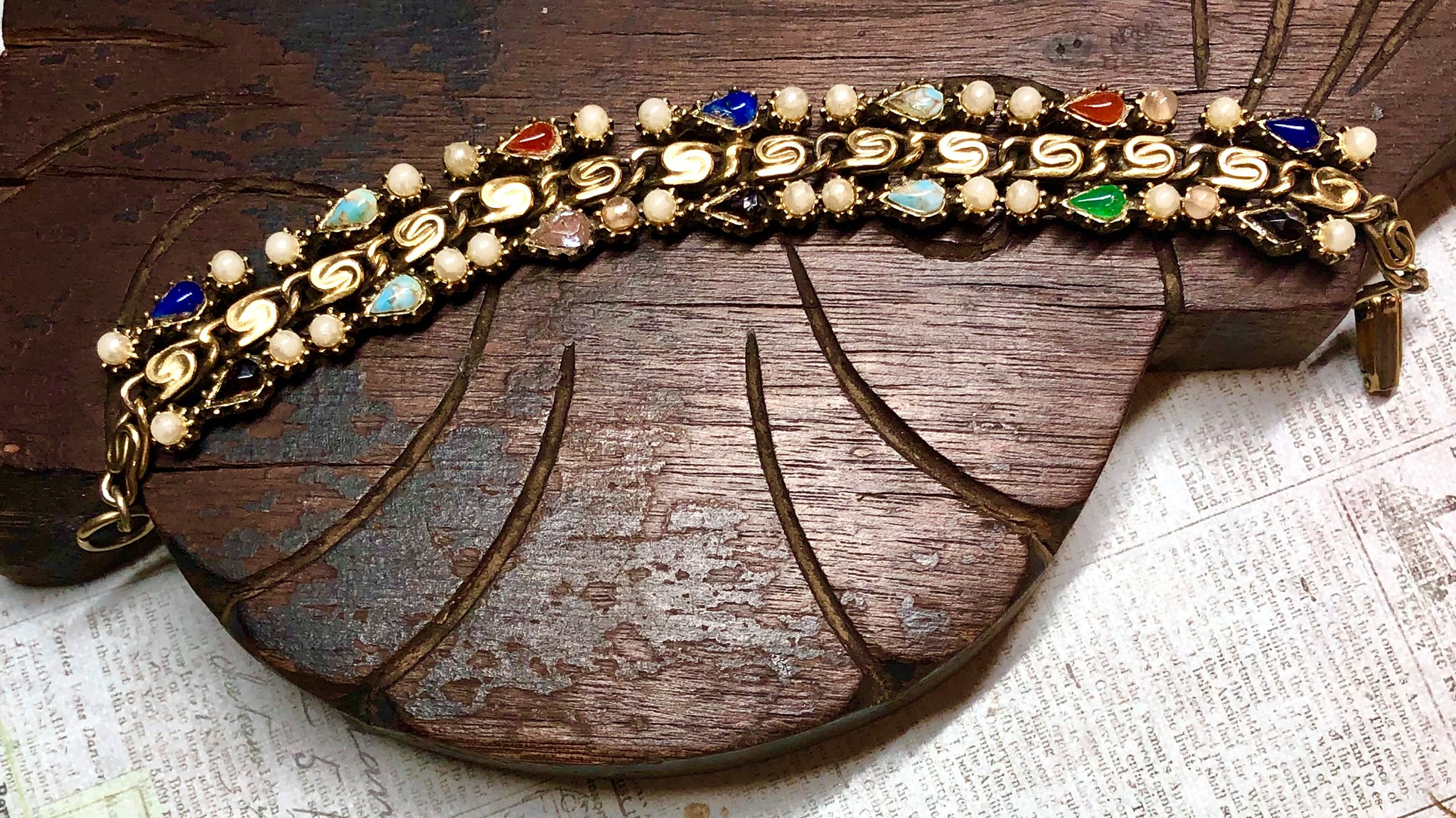 SOLD - This emerald-green glass bracelet is pure 1950s–60s vintage 