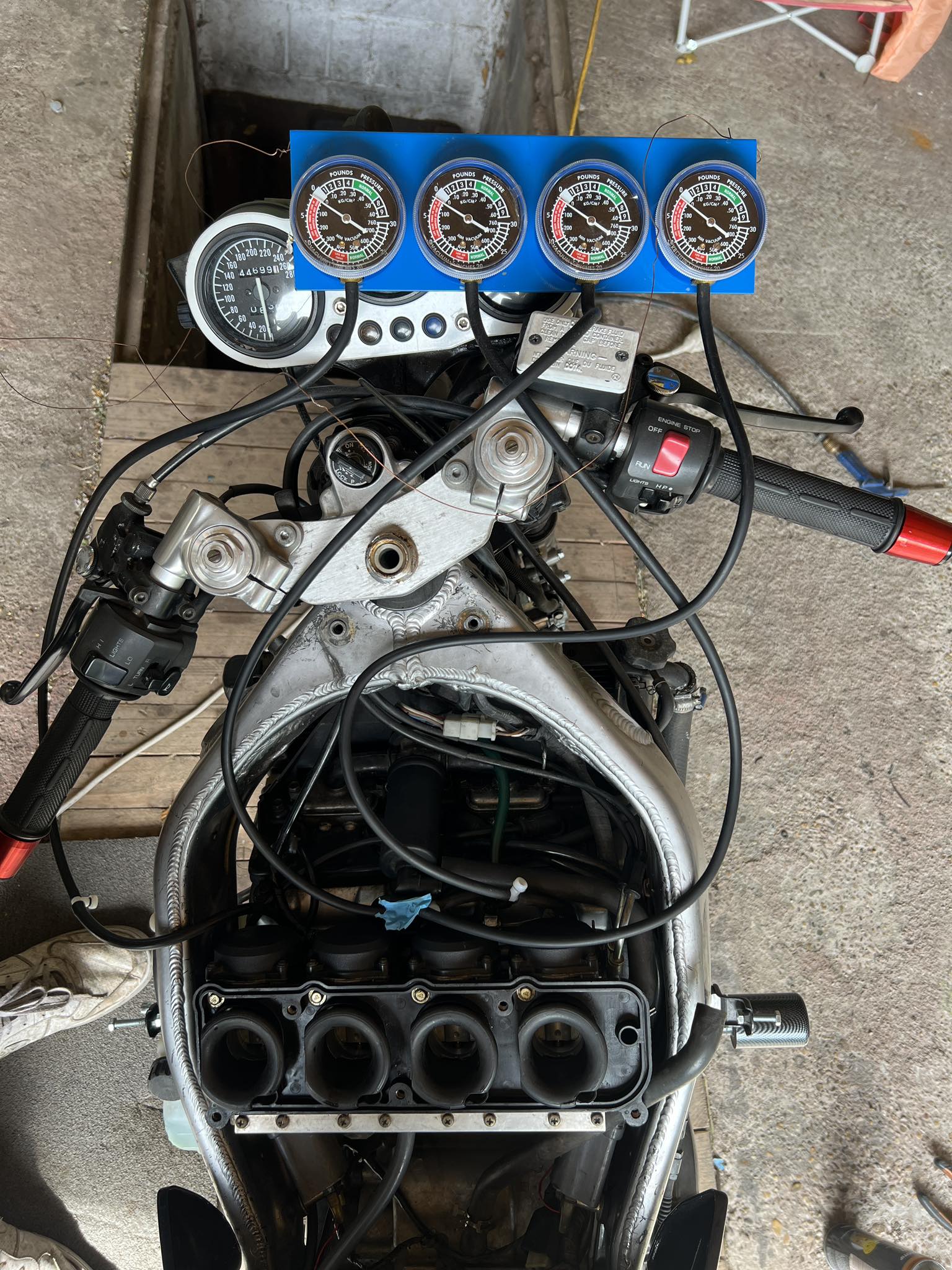 ひ What's causing hesitation in my 1997 Kawasaki ZX-6 at 5,000-7,000 rpm?