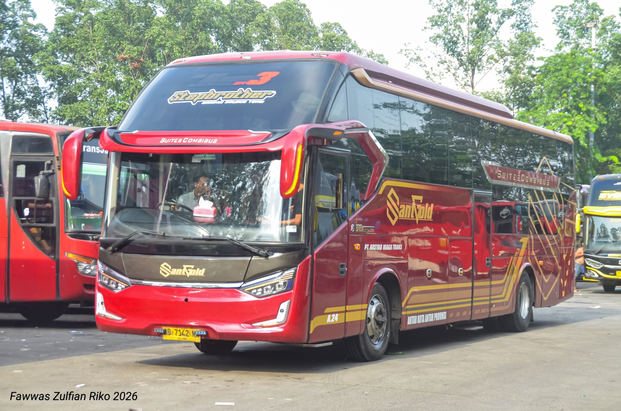 New Legacy Sky Sr-3 Hd Prime Suite Combi Bodied Hino Rk8 R Bus in