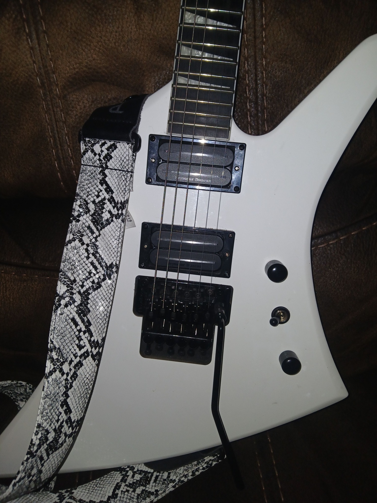 Jackson Kelly JS32 Guitar with Floyd Rose and Seymour Duncan