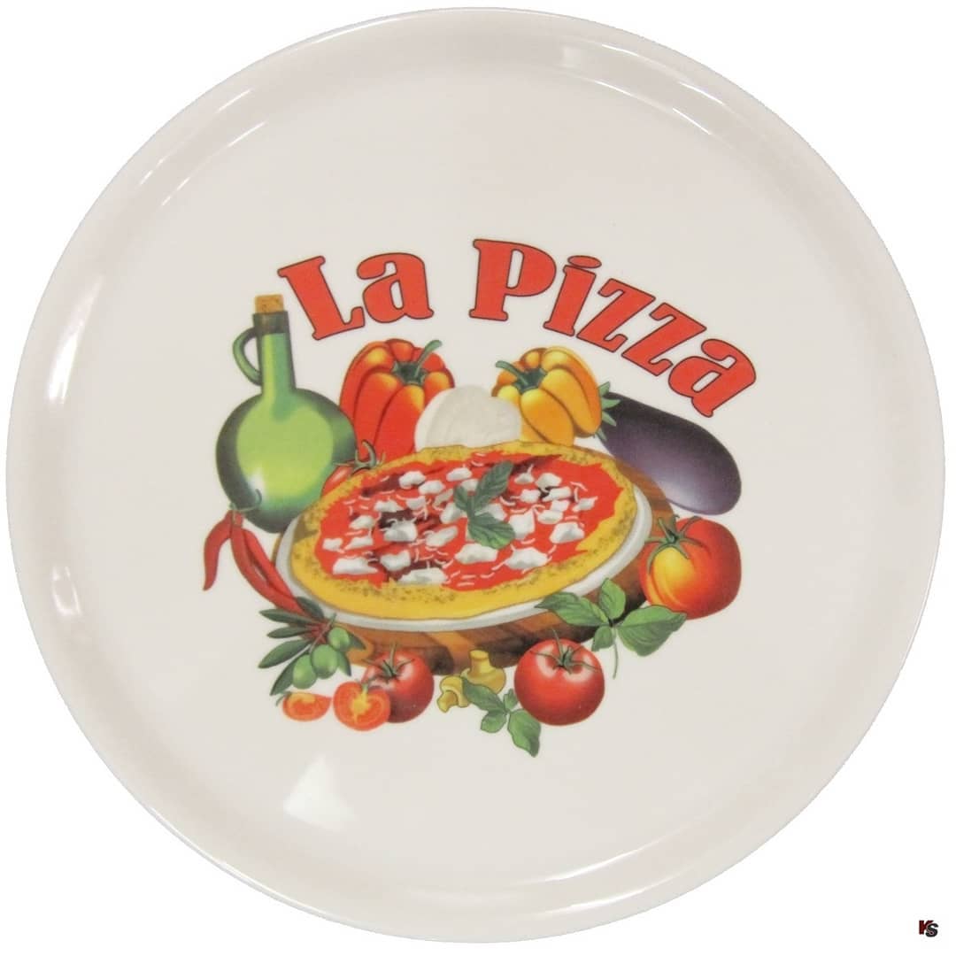 Original italienische Pizzateller von Saturnia. Die Pizza 🍕 Teller aus Porzellan in weiss oder auch mit diversen Motiven sind auf KochShop.ch oder bei uns im Laden verfügbar. Beitrag darf gerne geliked und