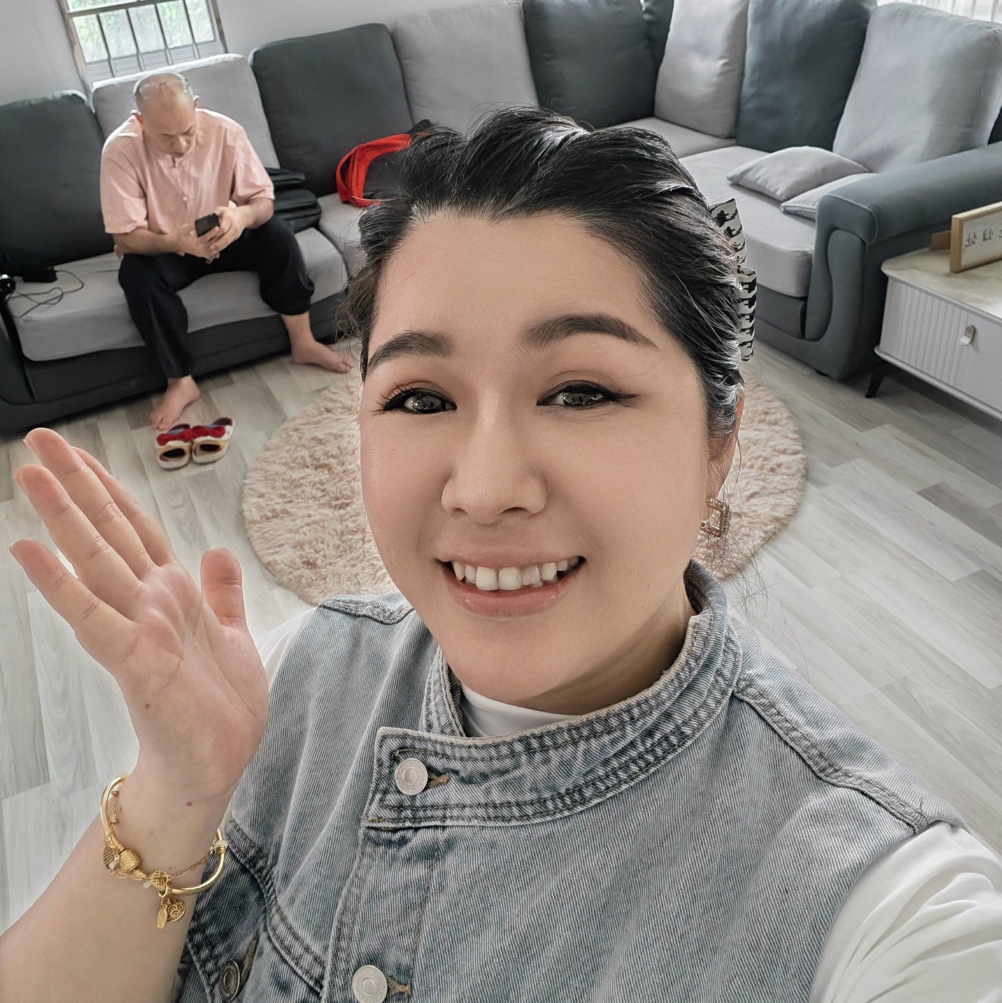 每天忙碌，但很充实，吃饱等下又被伙伴约了 喜歡看大叔吃东西的可爱模样 | Leefang Mok