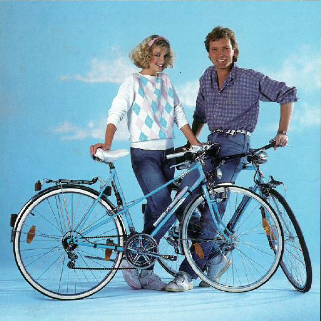 fahrradständer hochkant RTR BIKES Brutus Up Vertikal & Horizontal – Platzsparender Bodenparker für E-Bikes bis 30kg – Freistehend, Passend für 24-29 Zoll & 3,5