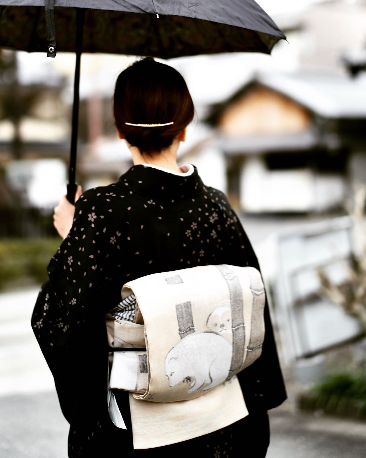 となみ織物 着姿の顔 雨降りでも お太鼓が楽しいと気持ちも少し明るくなってるくれます 帯は神坂雪佳の世界 狗児 となみ織物 帯 西陣 京都 西陣玉手箱 今宮神社 祭 Kyoto Nishijin となみ帯 堀川寺之内 仙福屋 Kimono 神坂雪佳の帯 紬帯
