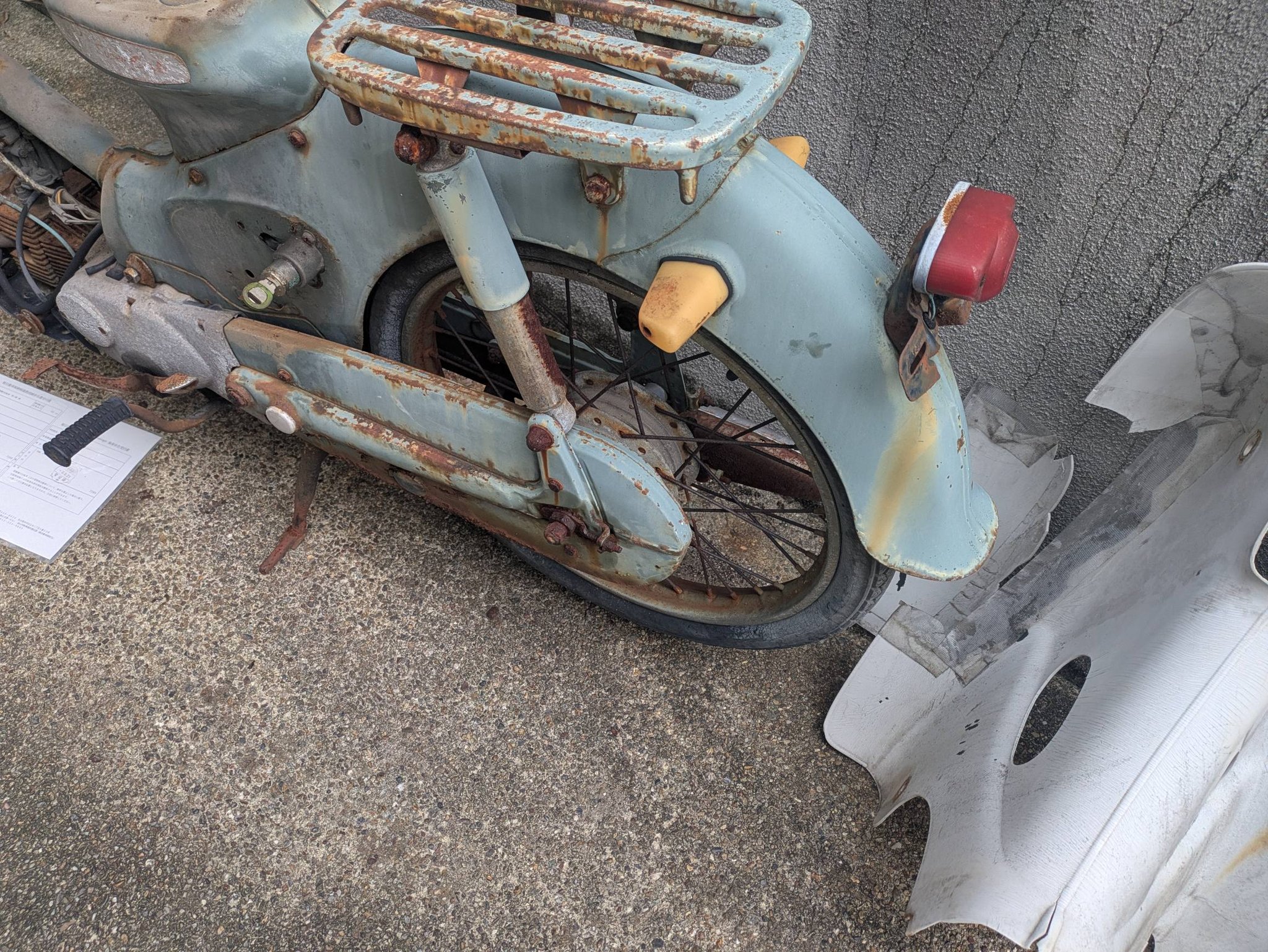 C100型スーパーカブのフロントホイール、楽しい組み立て。 車両に今