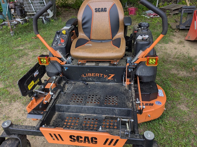 匿名 Auxbeam lights installed on SCAG Liberty Z mower