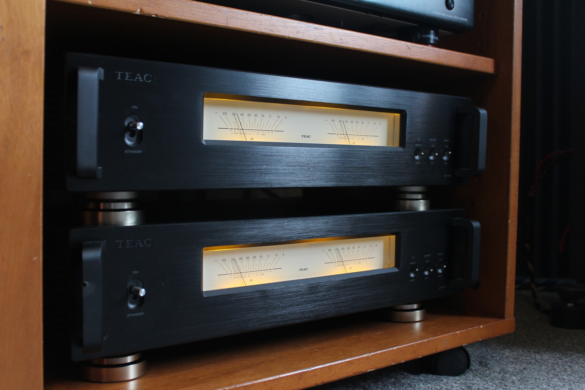 Connecting Teac A-7010 to amplifier correctly?
