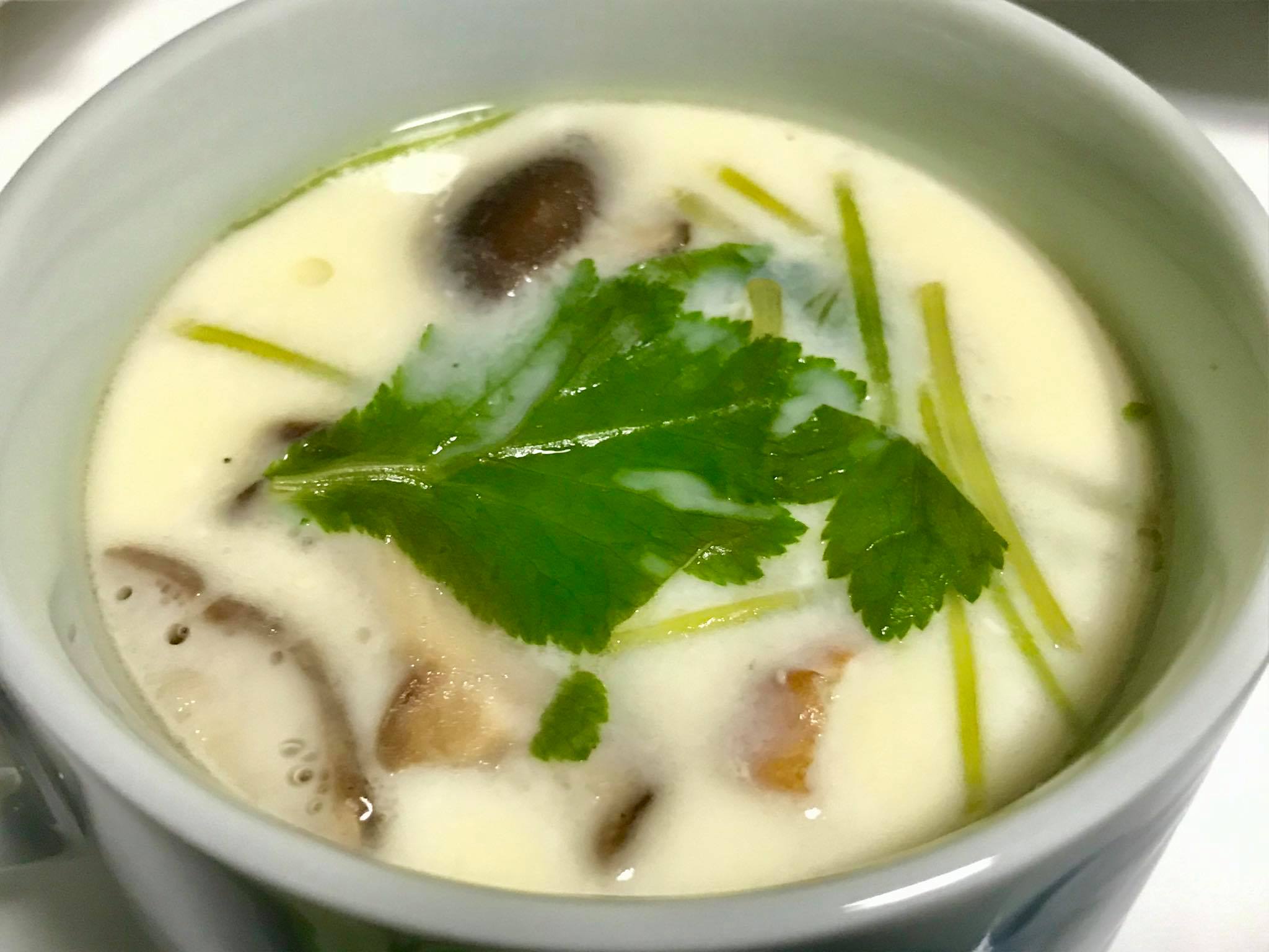 Guesthouseぐりぐら ぐりぐらお母ちゃんが作る茶碗蒸し 以前 一冬に3回泊まりに来て くれた高校生が次回来るときに 茶碗蒸し が食べた いい ってリクエストして帰った絶品です 冬 食べに来てくださいね A Bowl Of Tea Fumig Made By Gurigura Mom