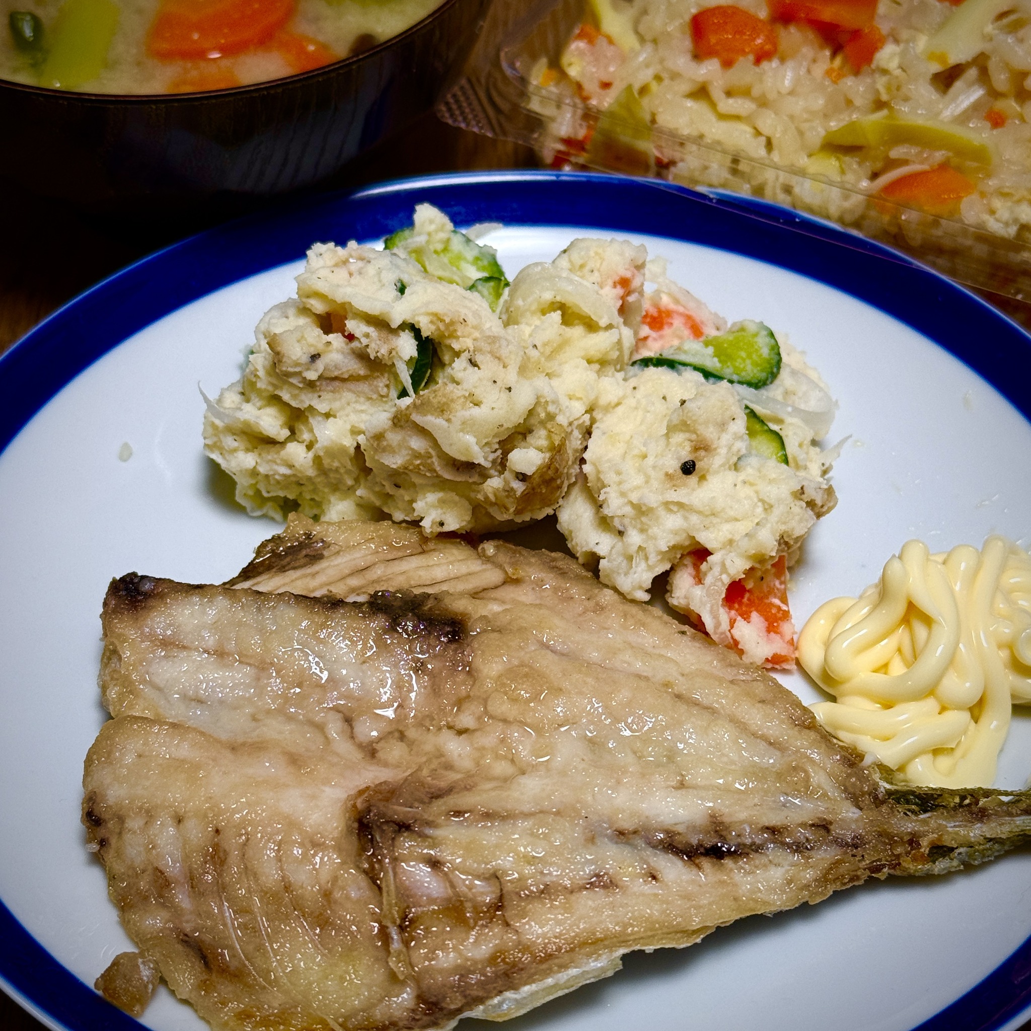 アジ3匹241円が安いかどーかわかりませんが 魚くいてーと思い購入 唐 