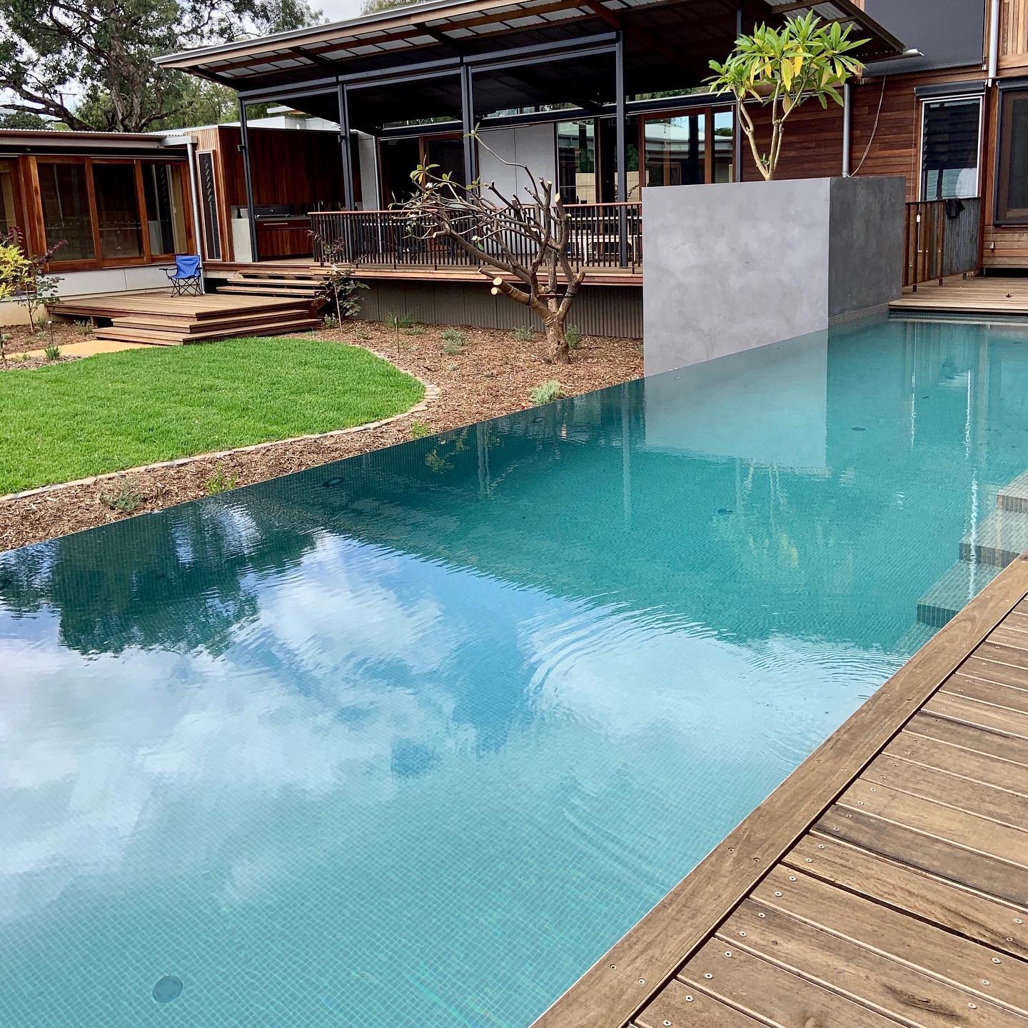The infinity edge pool... - Elite Pools and Landscapes