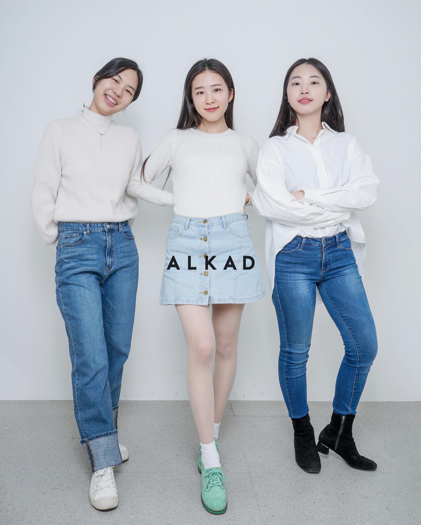 Alkad Studio - 흰티에 청바지의 계절이 돌아왔나봄!🌿 #봄봄봄봄이왔어요 #하이엔드셀프사진관... | Facebook