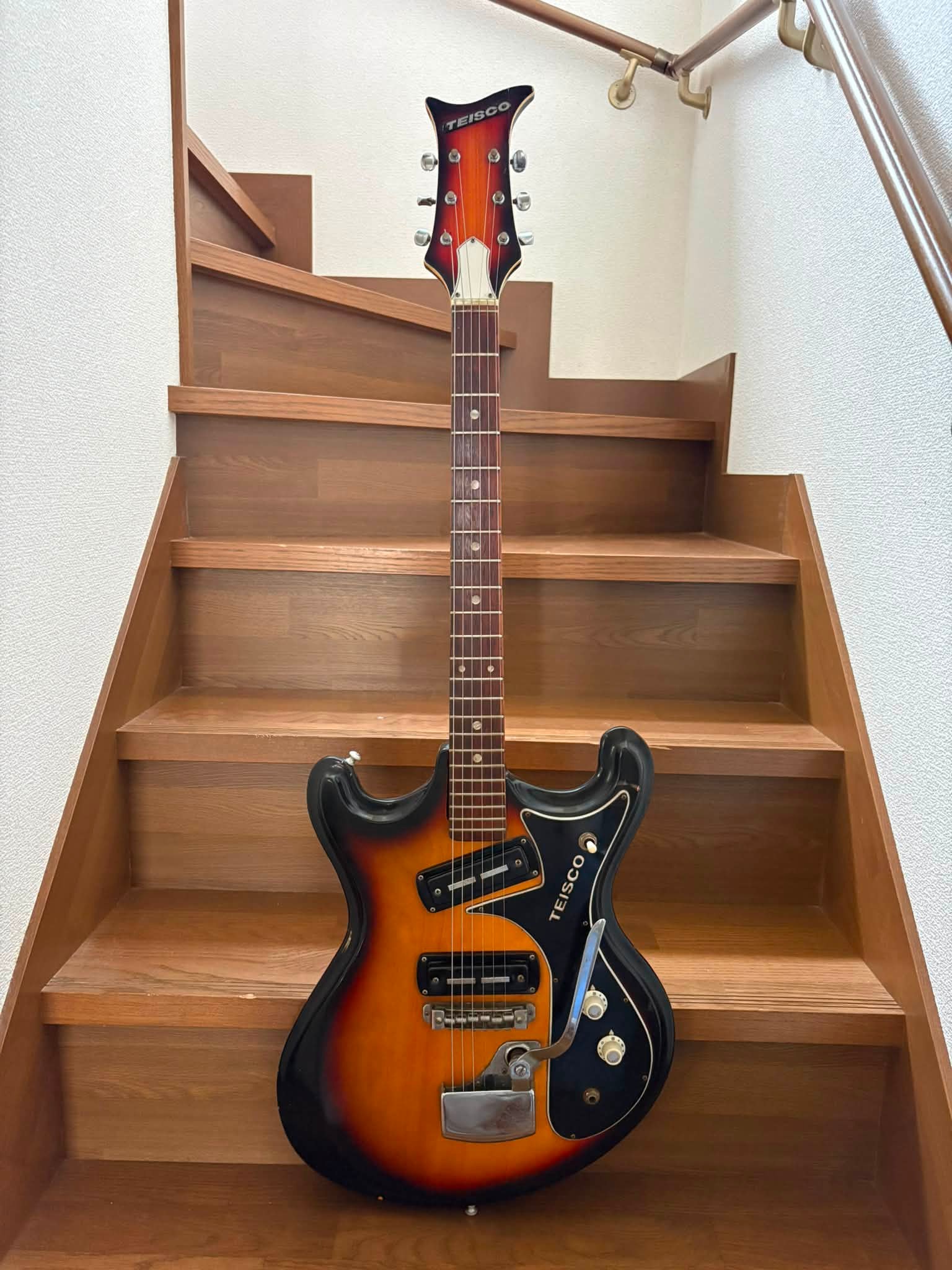 Teisco V-2 guitar from 1969 features MOSLITE COMBO design