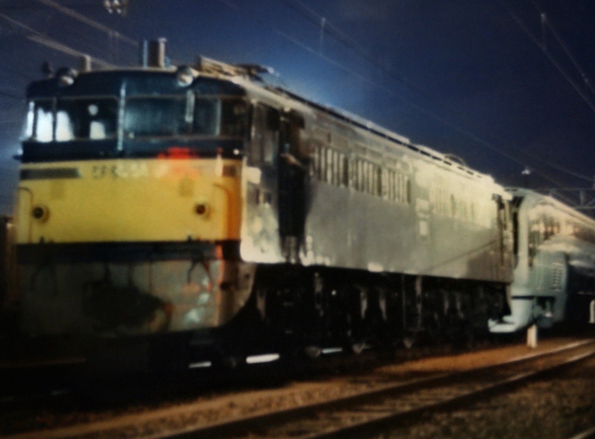 1992年8月16日早朝、東北本線 大宮駅に進入する14系夜行急行『八甲田