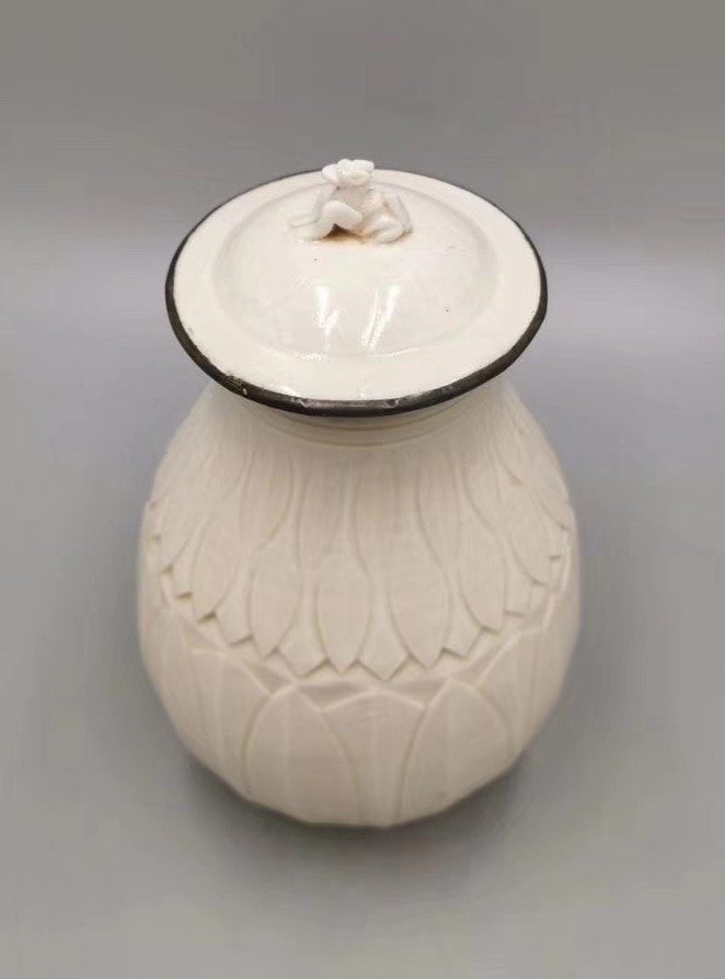 北宋定窑白釉刻花連蓋瓶Ding Yao White Glaze Pot with Beast Design
