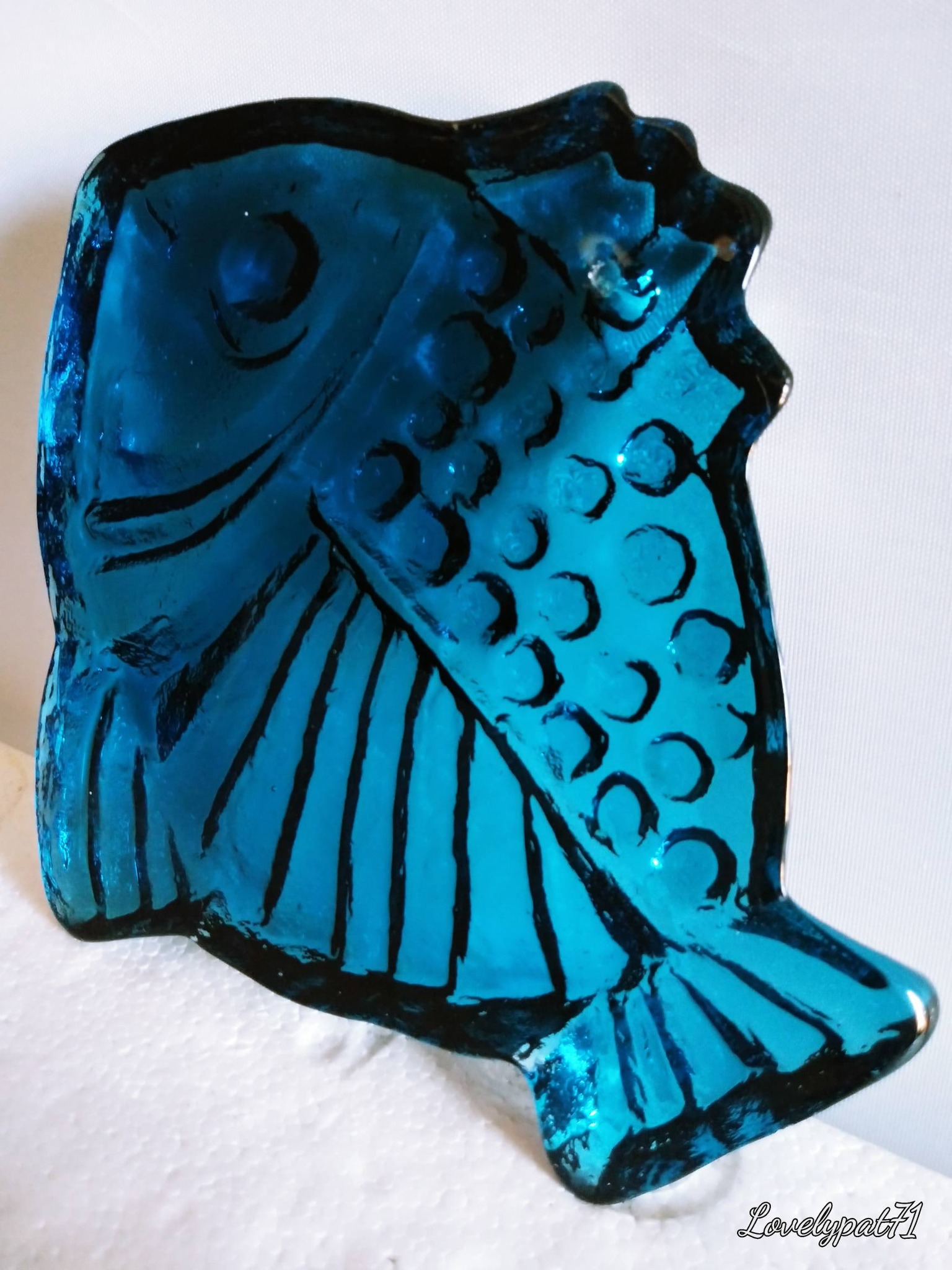 Alan Fox Iridescent glass fish.. $110. Signed to base. 98.. 11 cm