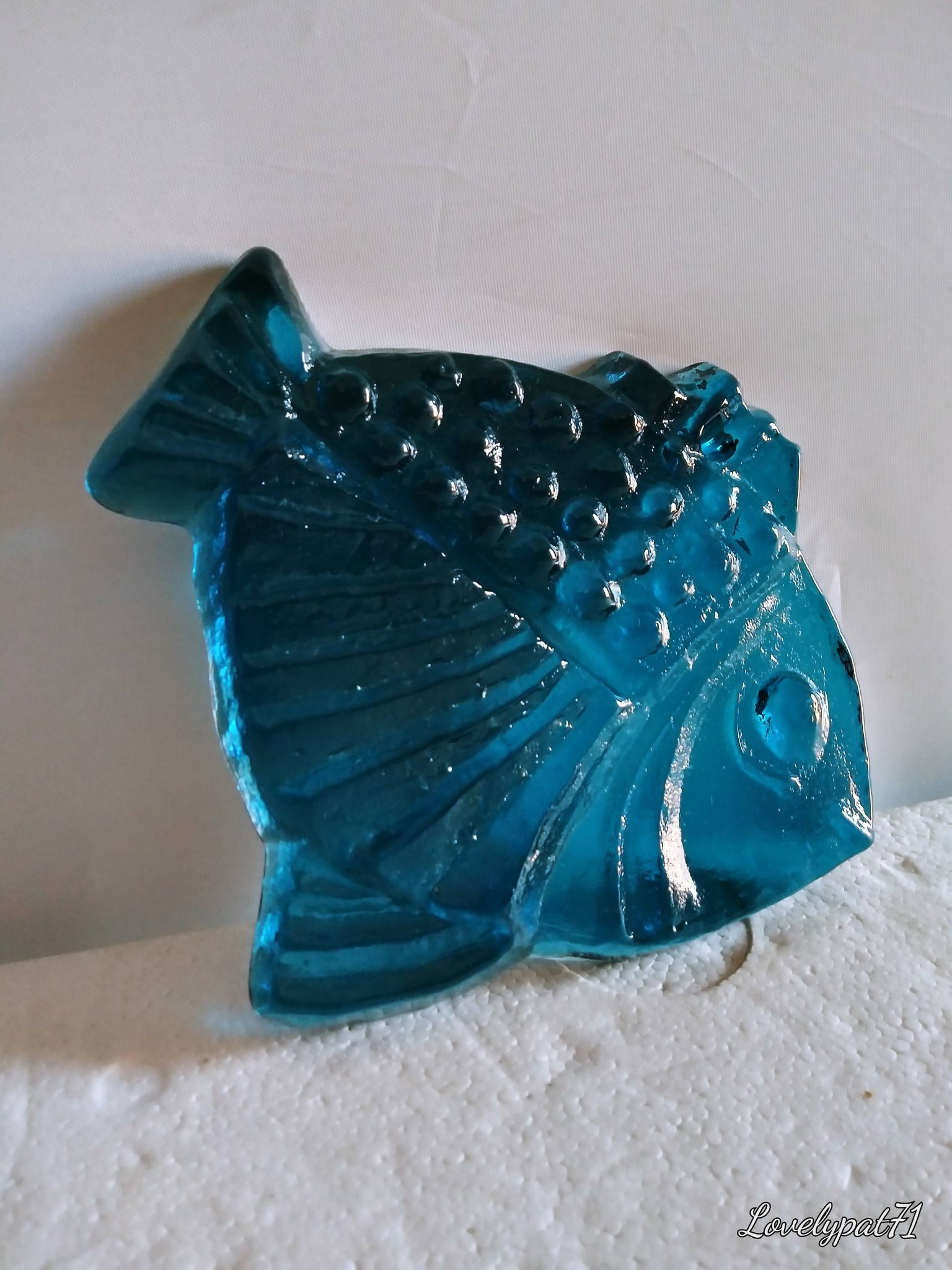 Alan Fox Iridescent glass fish.. $110. Signed to base. 98.. 11 cm