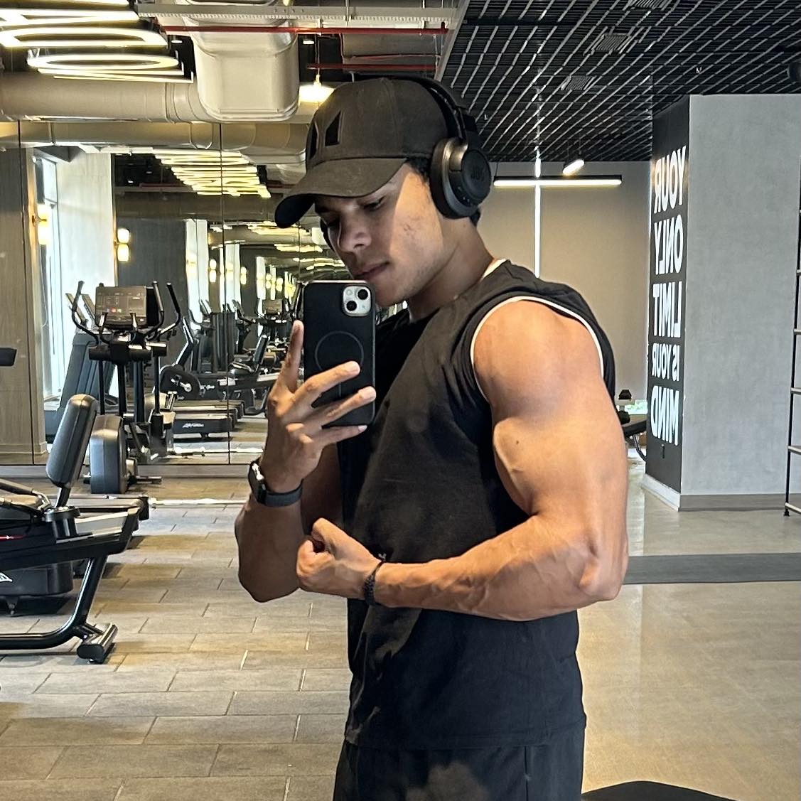 Smith machine flat bench press par chest grow hone ke bajaye kandho me ...