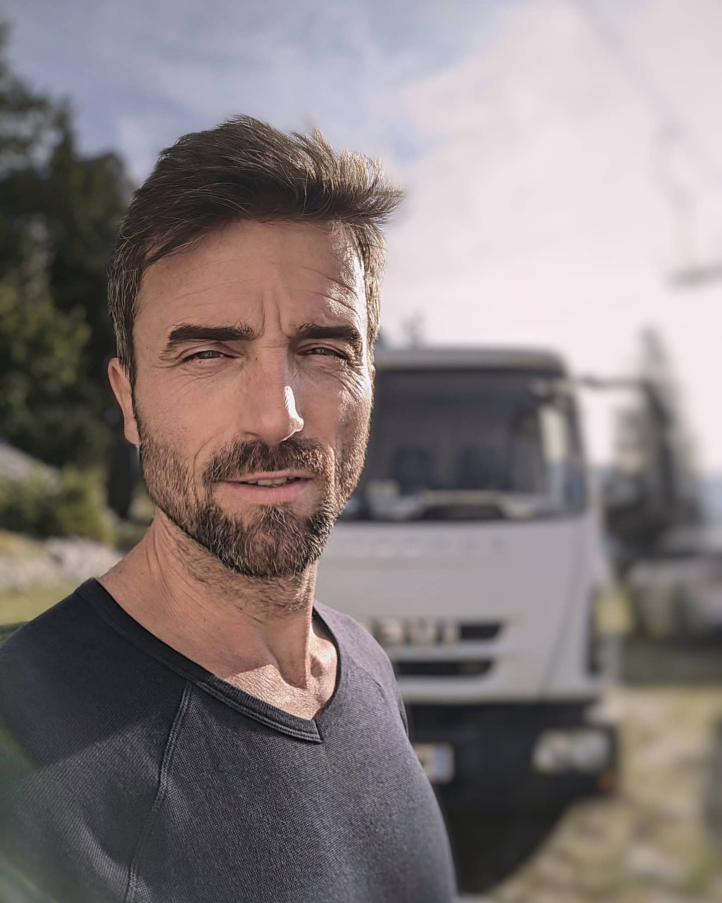 Robert Ritter - Wollte den tollen weißen LKW fotografieren und kam mir ...