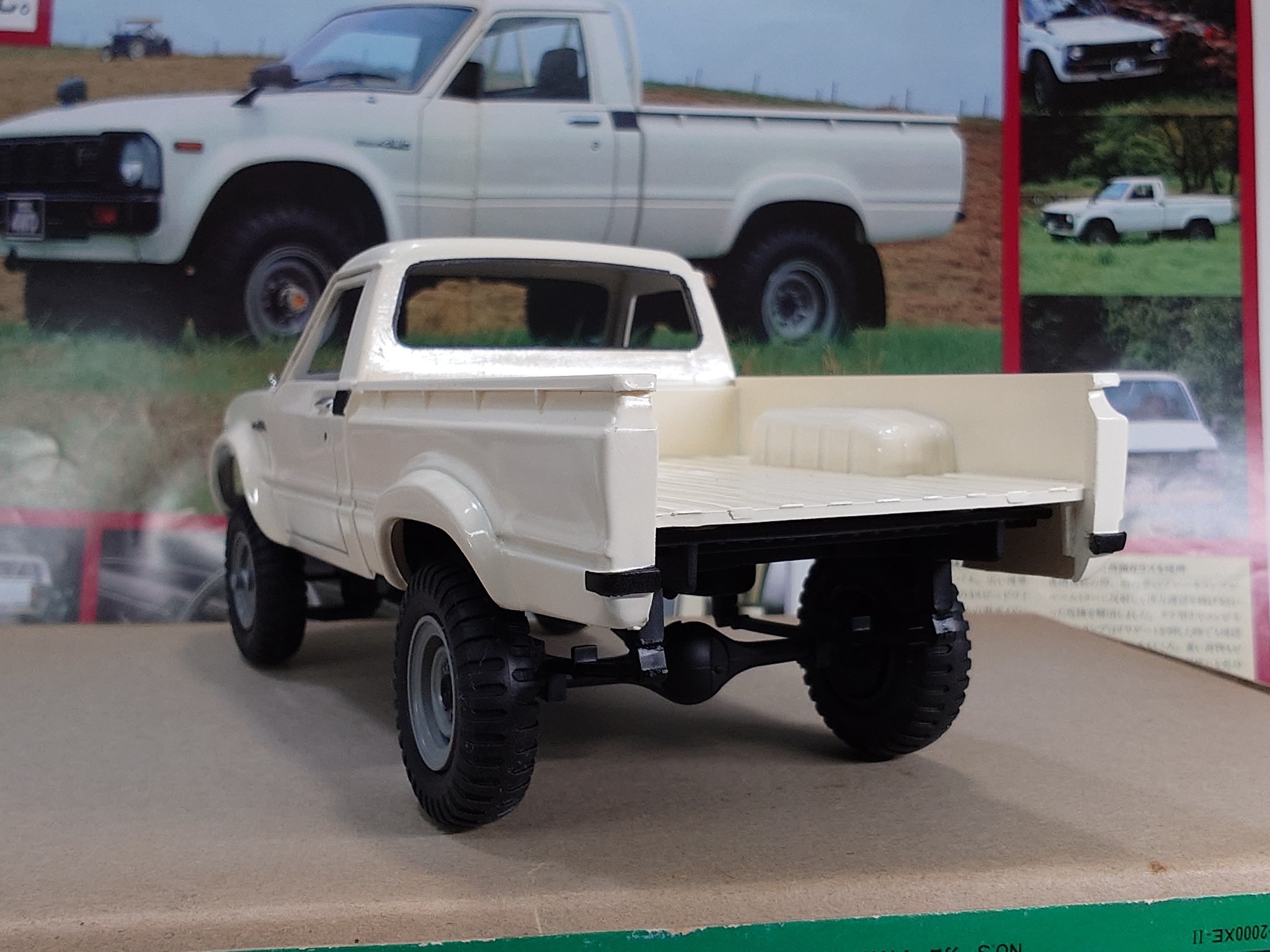 アオシマ1/24 トヨタハイラックスリフトアップ製作中 ボディカラーを 