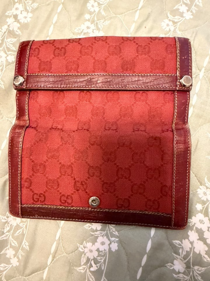 GARAGE WALLET “JUST REAL” Hi ladies I bought this wallet at a garage sale is it fake?