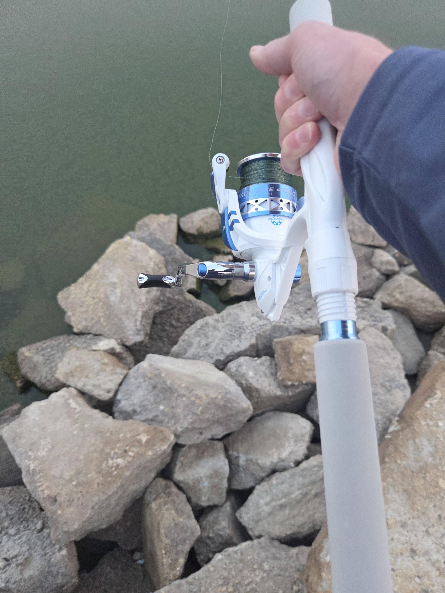 fabric with fishing lures Vintage Gear and Tackle Test:30 lb and blouses saltwater-bay-harbor-hardbait Picking the Right Reel