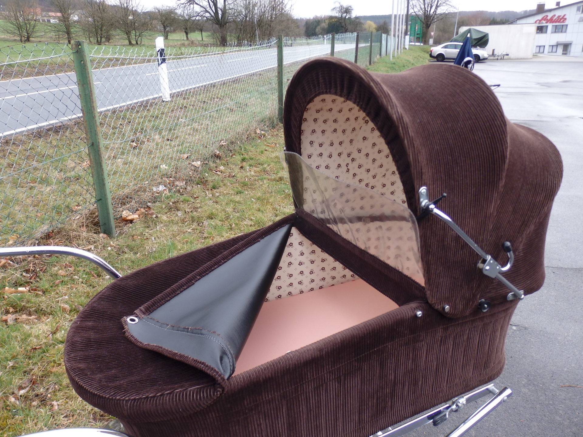 Schokobrauner Gesslein Cord Kinderwagen der 70er Jahre mit praktischem Ablagekorb zu verkaufen. Preis inkl. deutschlandweitem Versand 299 € ... alle weiteren Infos finden Sie hier