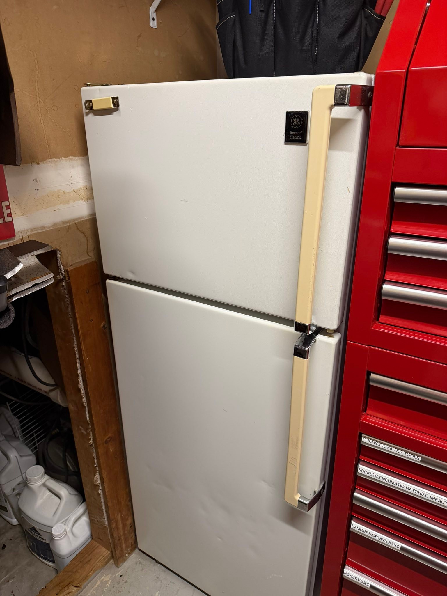 What can cause a 1941 GE refrigerator to not keep cold?
