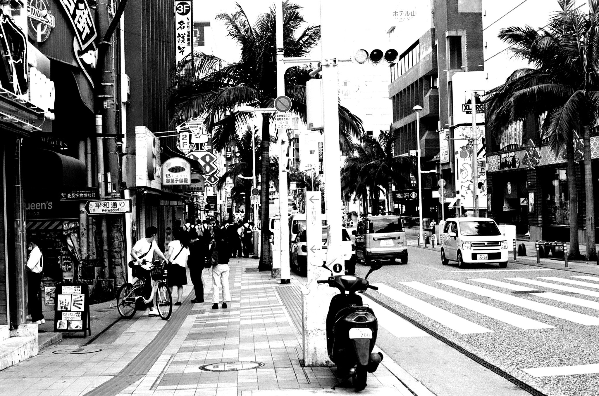 ゲート通り。セイコーの看板。コザに昔は時計修理店が沢山あった