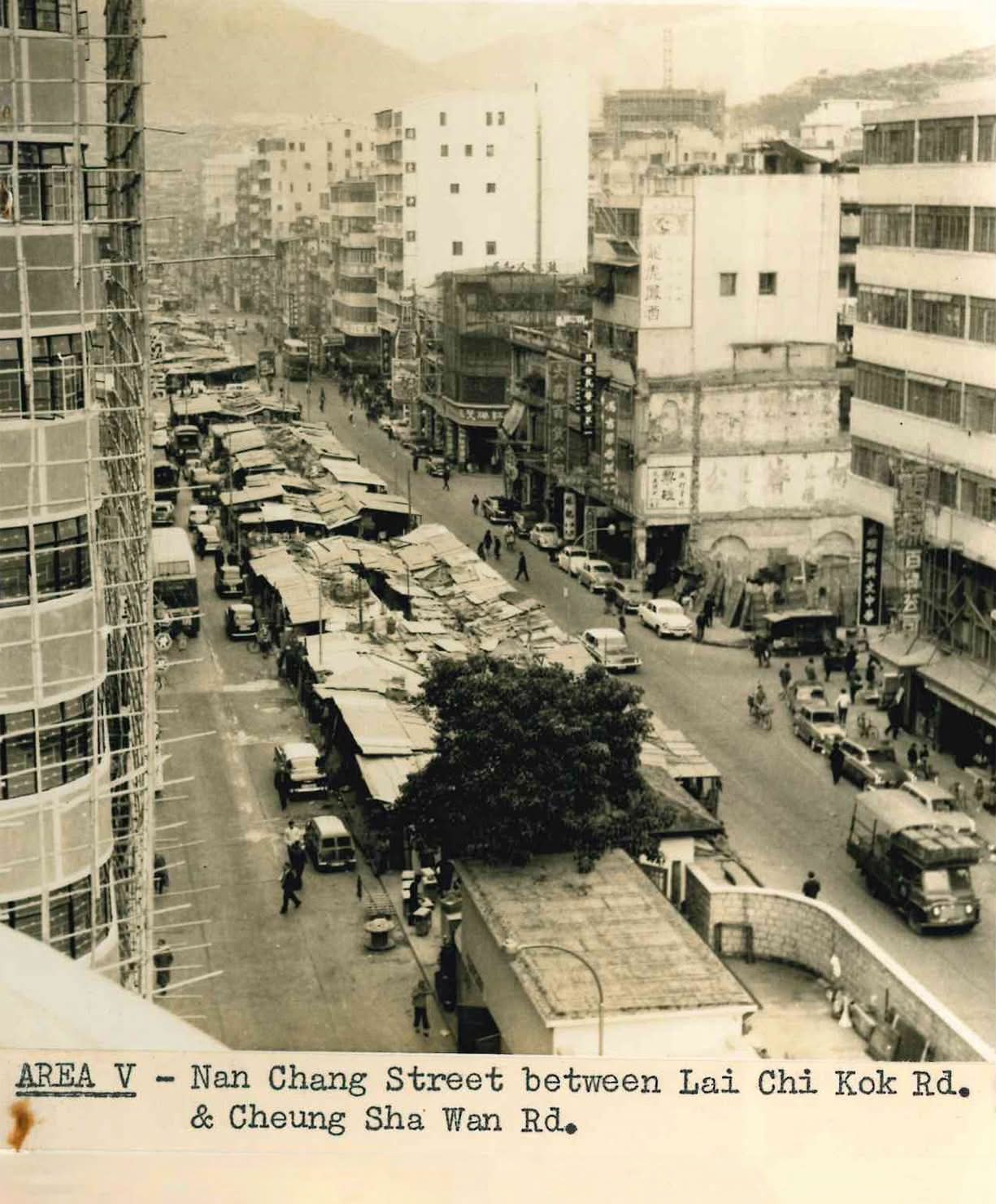 1957年6月老虎岩興建多層大廈徙置屋邨，現稱'樂富' 照片前景為聯合道