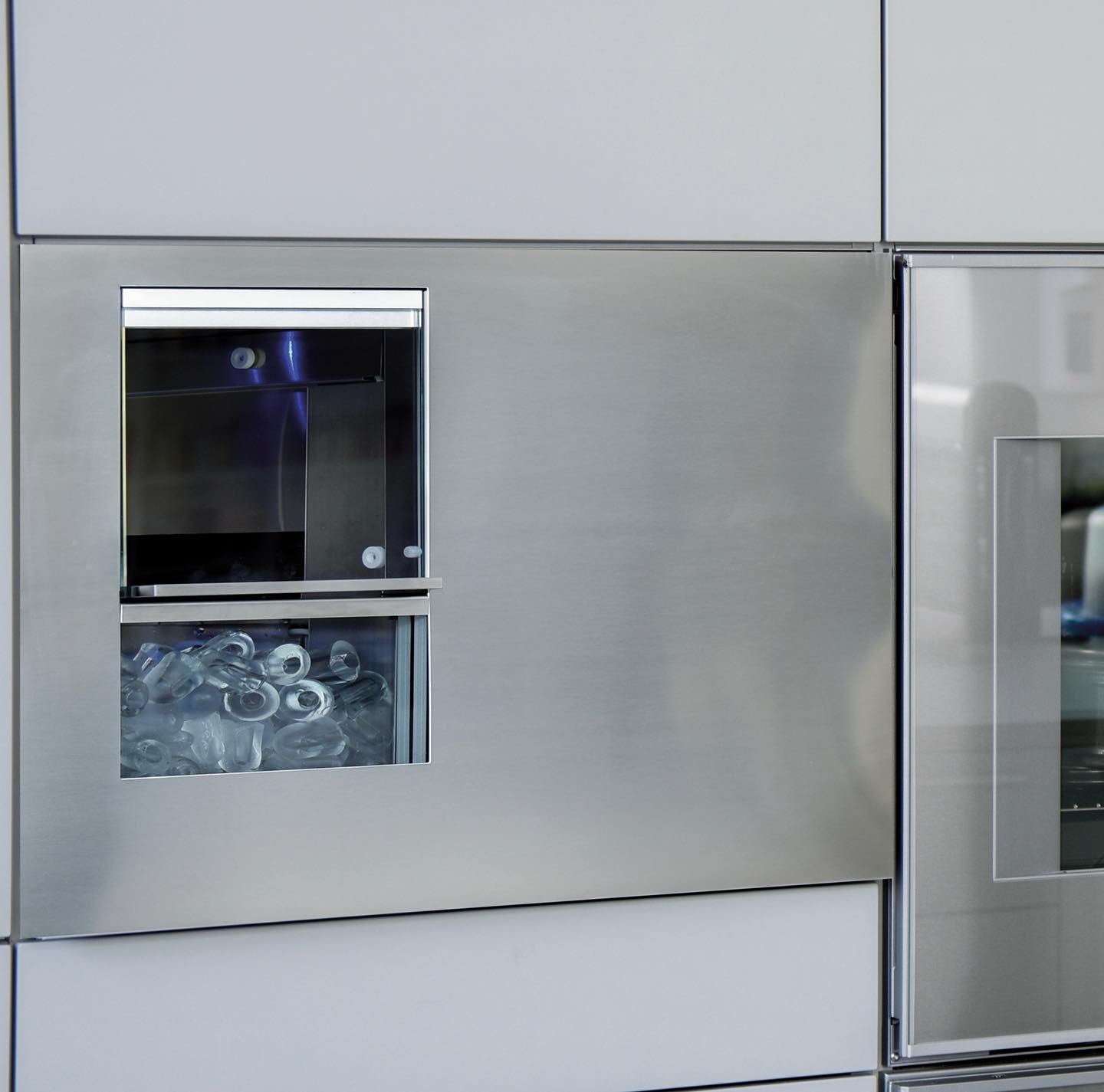 Dies ist unser professioneller Eisbereiter für den Einbau in Küchen- und Wohneinrichtungen. Das Format ist auf die bei Kücheneinrichtungen gängiges Nischenmaß ausgelegt. This is our professional ice maker for use and integration