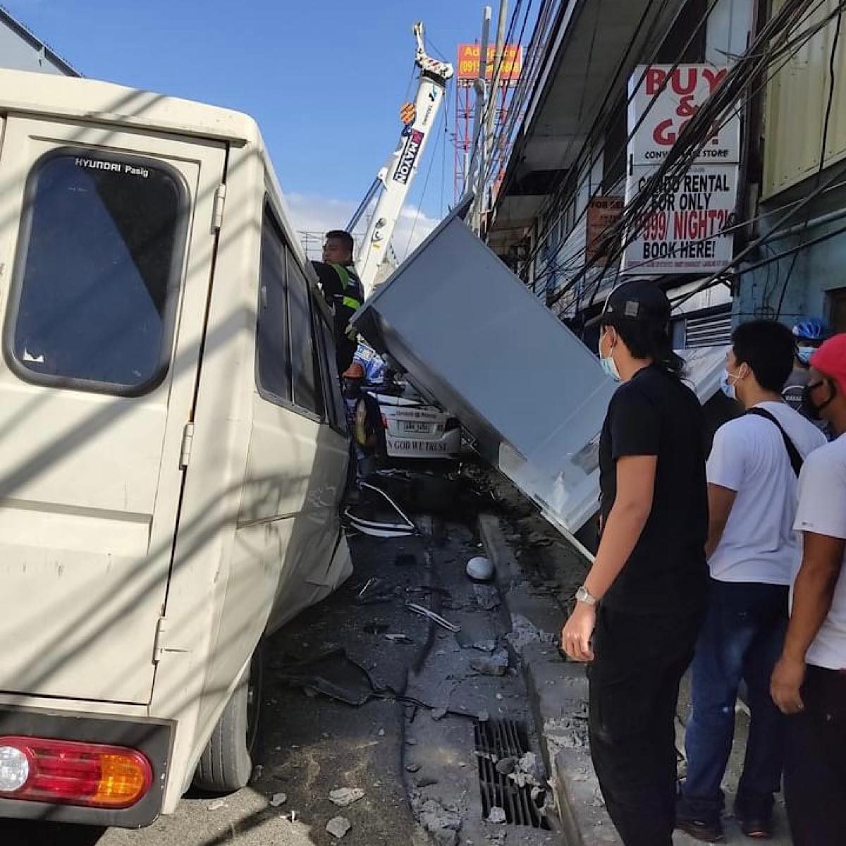 VISOR - Crane accident along East Service Road on SLEX. 😳...