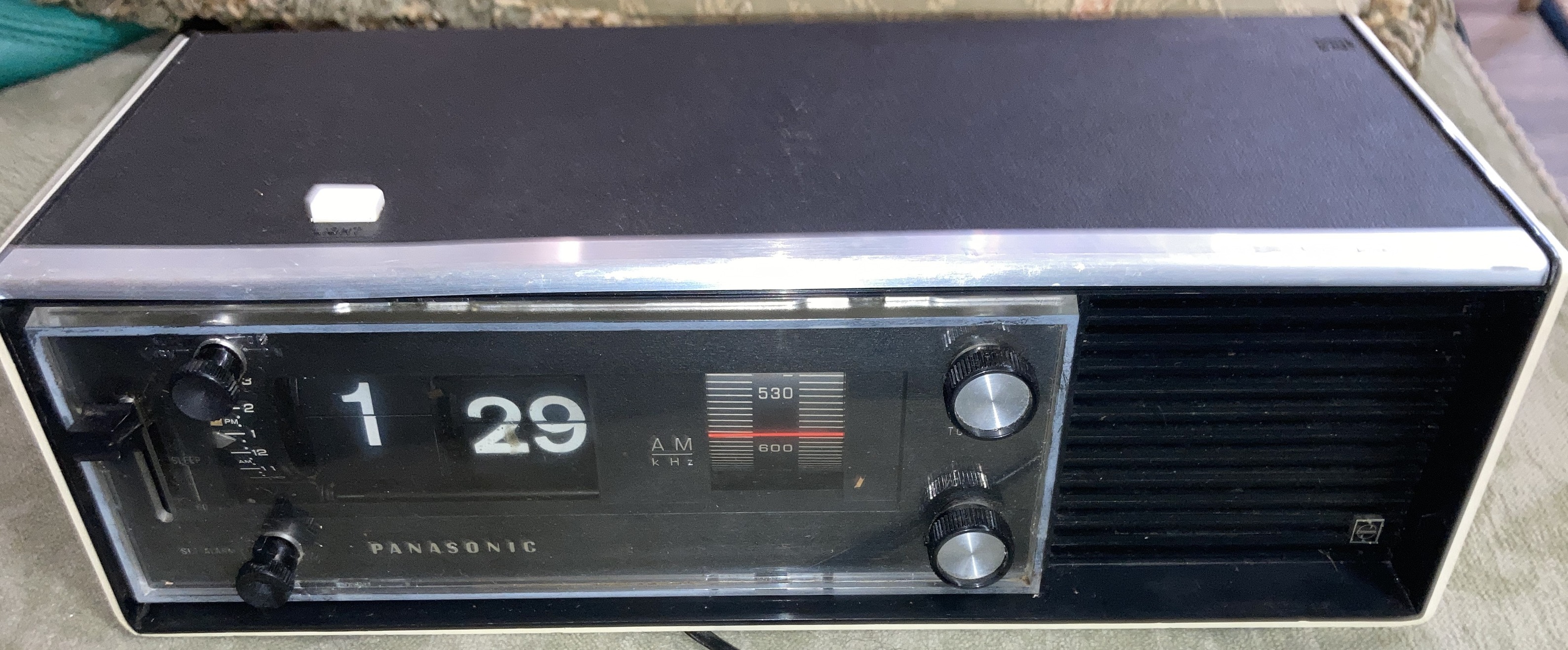 Vintage National Panasonic solid state clock radio