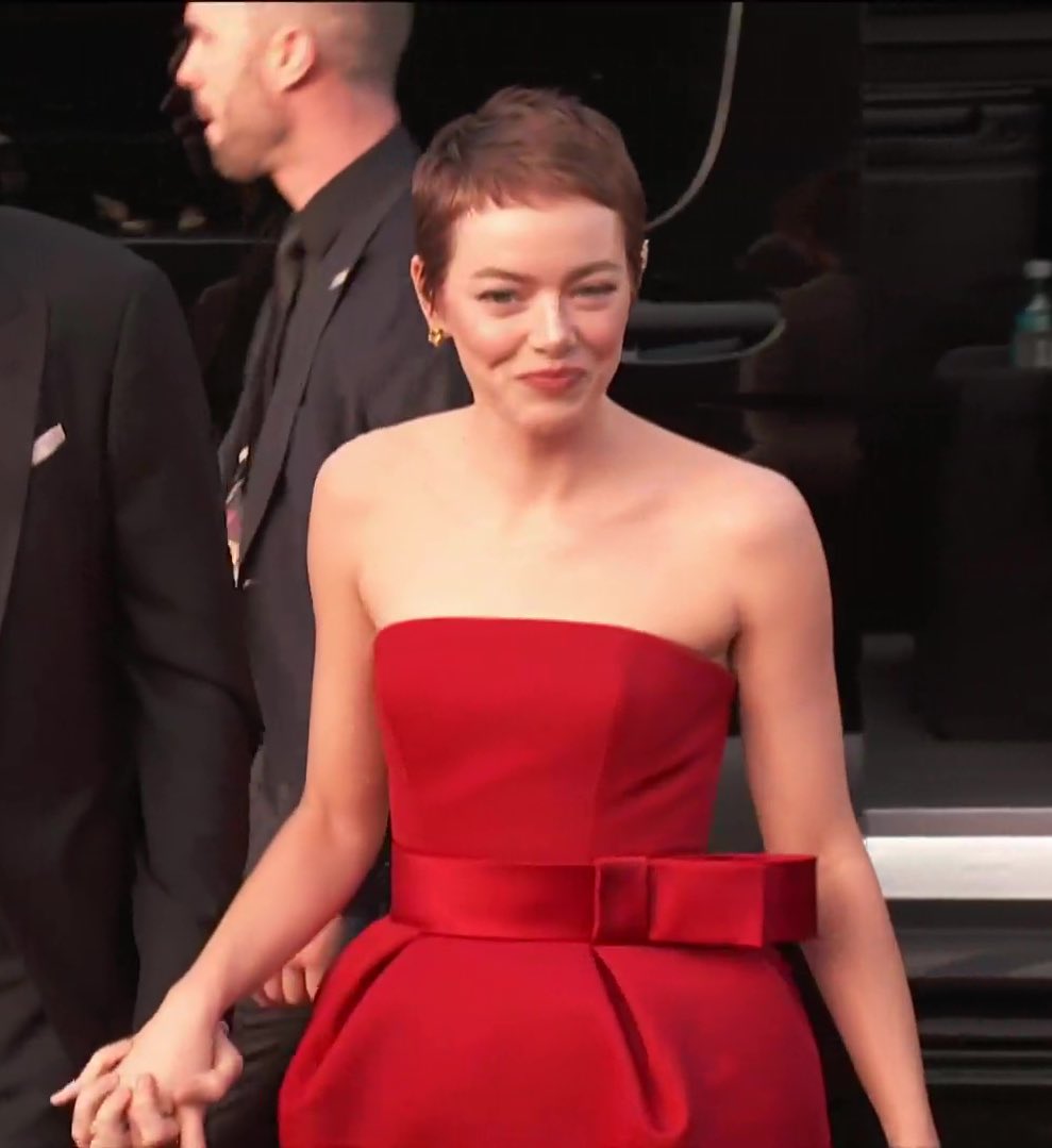 emma stone red dress golden globes debuts pixie crop at the 2025 Globes. The actress paired her striking new hairstyle with a custom Louis Vuitton gown. Read more at the link in the comments cocktail party outfit