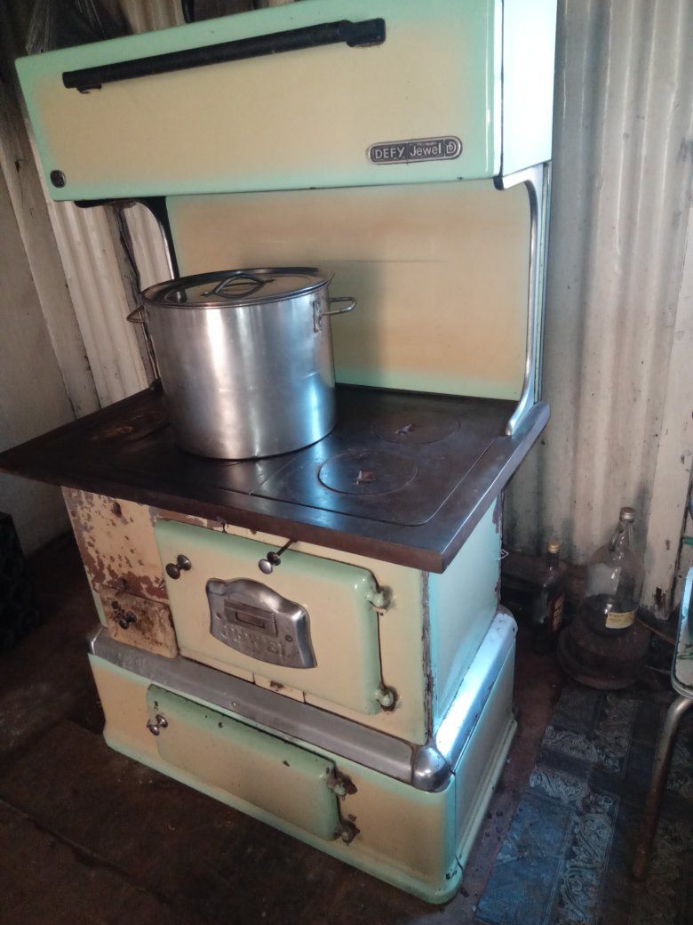 Vintage Defy Jewel 81s cast iron coal and wood burning stove. It