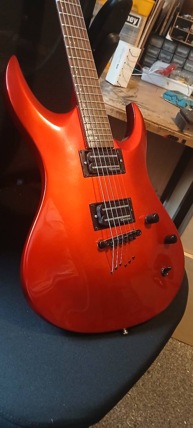 Washburn XM Pro with Warblade pickups, a modern take on 80's