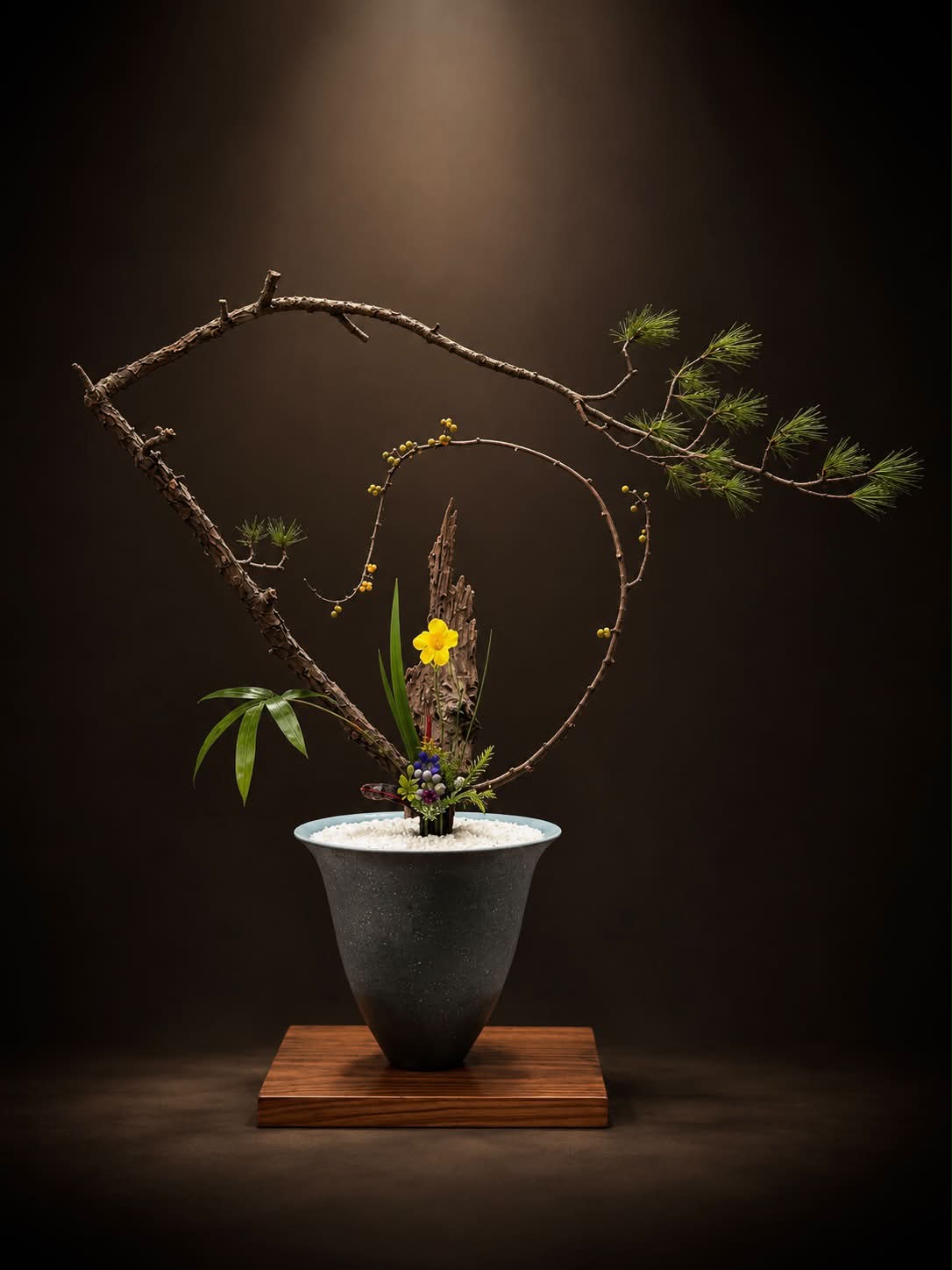 花型：生花三種生花材：紫蔥花、天堂鳥、青龍葉指導老師：鍾初惠支部長