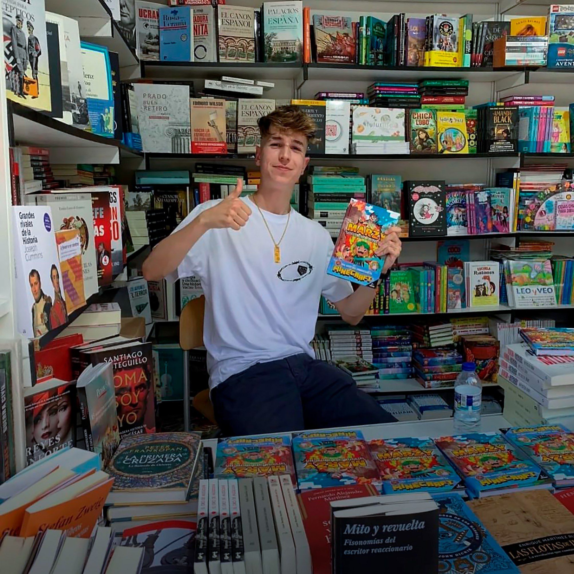 Descubrí un ALMACÉN de OBJETOS PROHIBIDOS en Minecraft | TheMarzyy