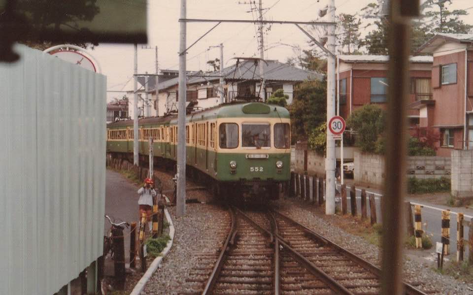 80年代の江ノ電。 カメラ小僧もアラ還だ