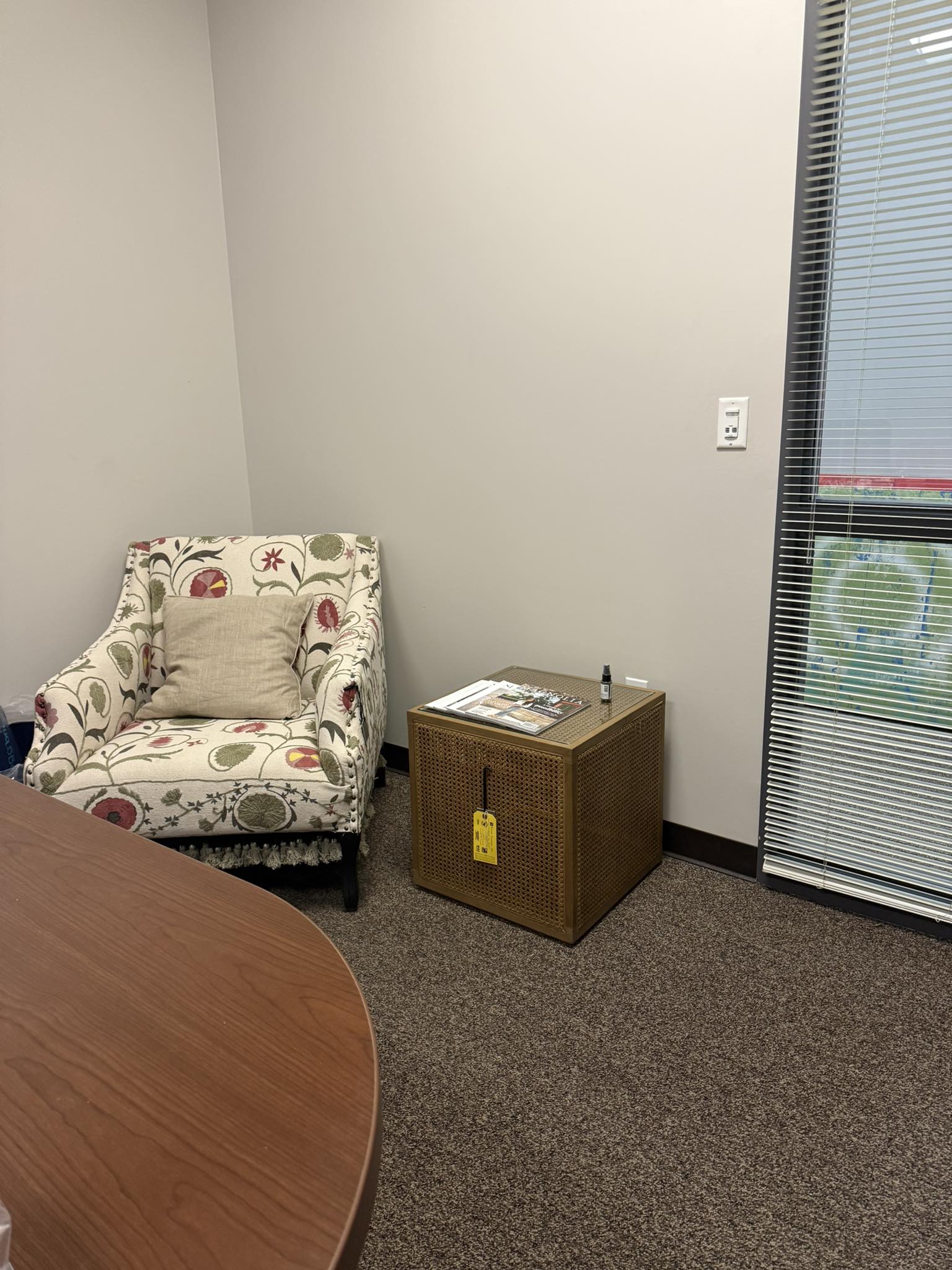 How to Decorate a Corner behind Office Chair: Creative Ideas to Transform Your Space
