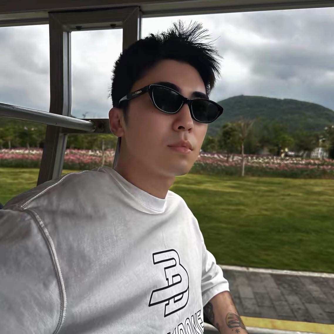 我姥真不合群，总是让我一个人在这笑 #东北生活 #日常逗我姥 | 张可心