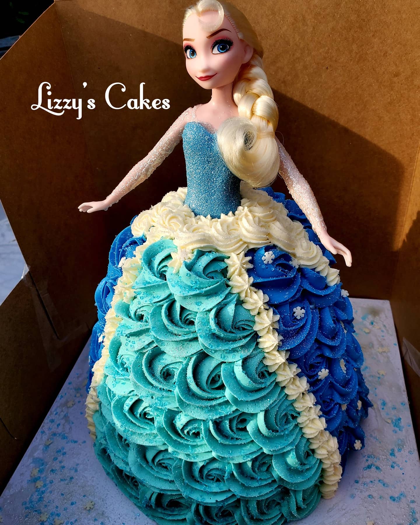 glitter dress cake Made this Elsa and this time I made the top of her using fondant and fine sugar glitter. Love how the sugar came out. #gottahavelizzyscakes #beautifullydelicious #elsacake c80 upload-20260622