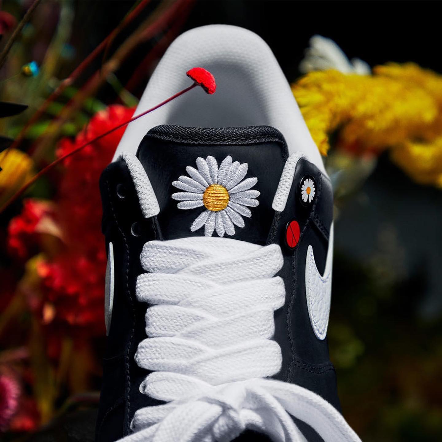 The PEACEMINUSONE x Nike Air Force 1 “Para-noise” features a daisy