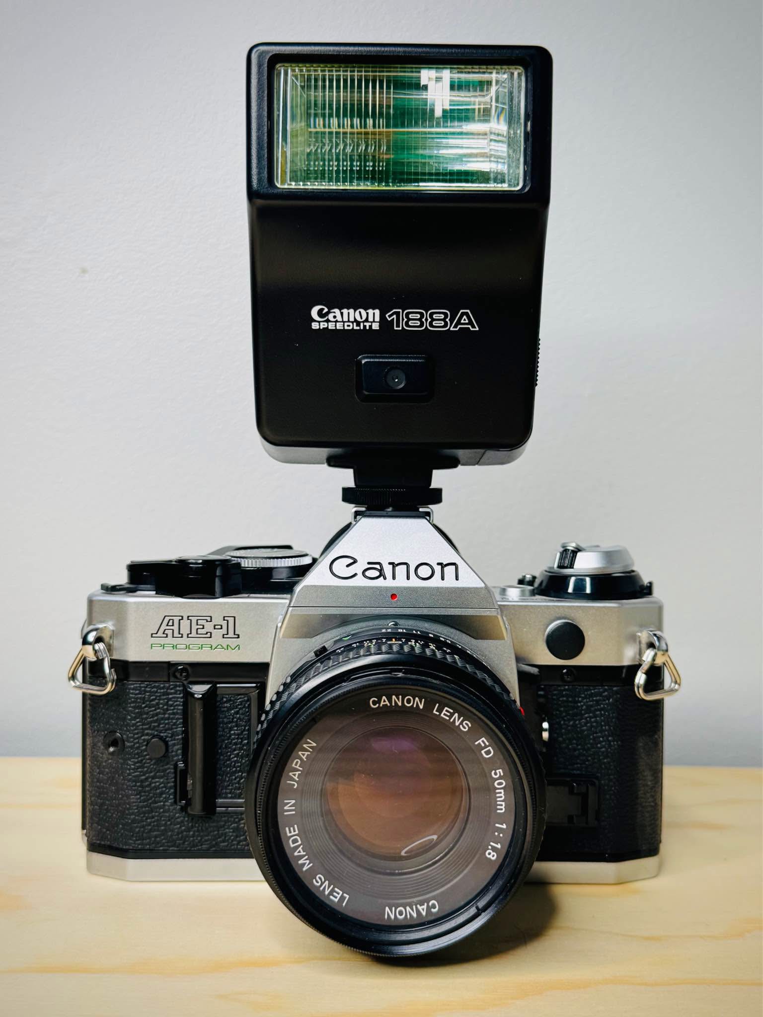 Canon AE-1 program キャノン 一眼レフカメラ フラッシュ付き CANON・AE-1。PROGRAM。一眼レフカメラ。【188Aフラッシュ付き