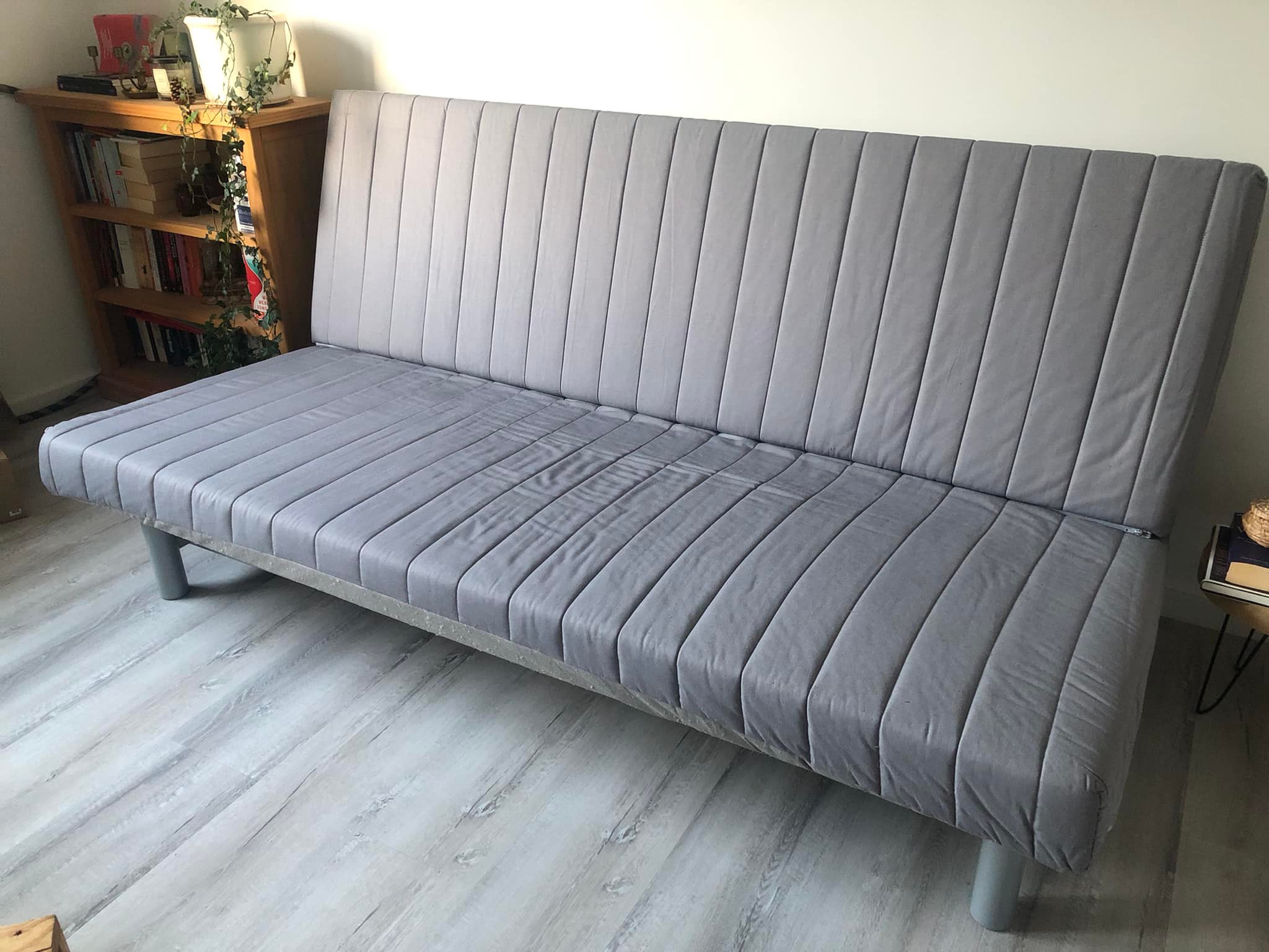 Hallo zusammen, ich verschenke meine Schlafcouch (Ikea-Modell, kein Bettkasten). Das Sofa klappt man einfach auseinander und erhält so eine große Schlaffläche. Es ist etwa 200 cm lang, 90 cm tief und 90