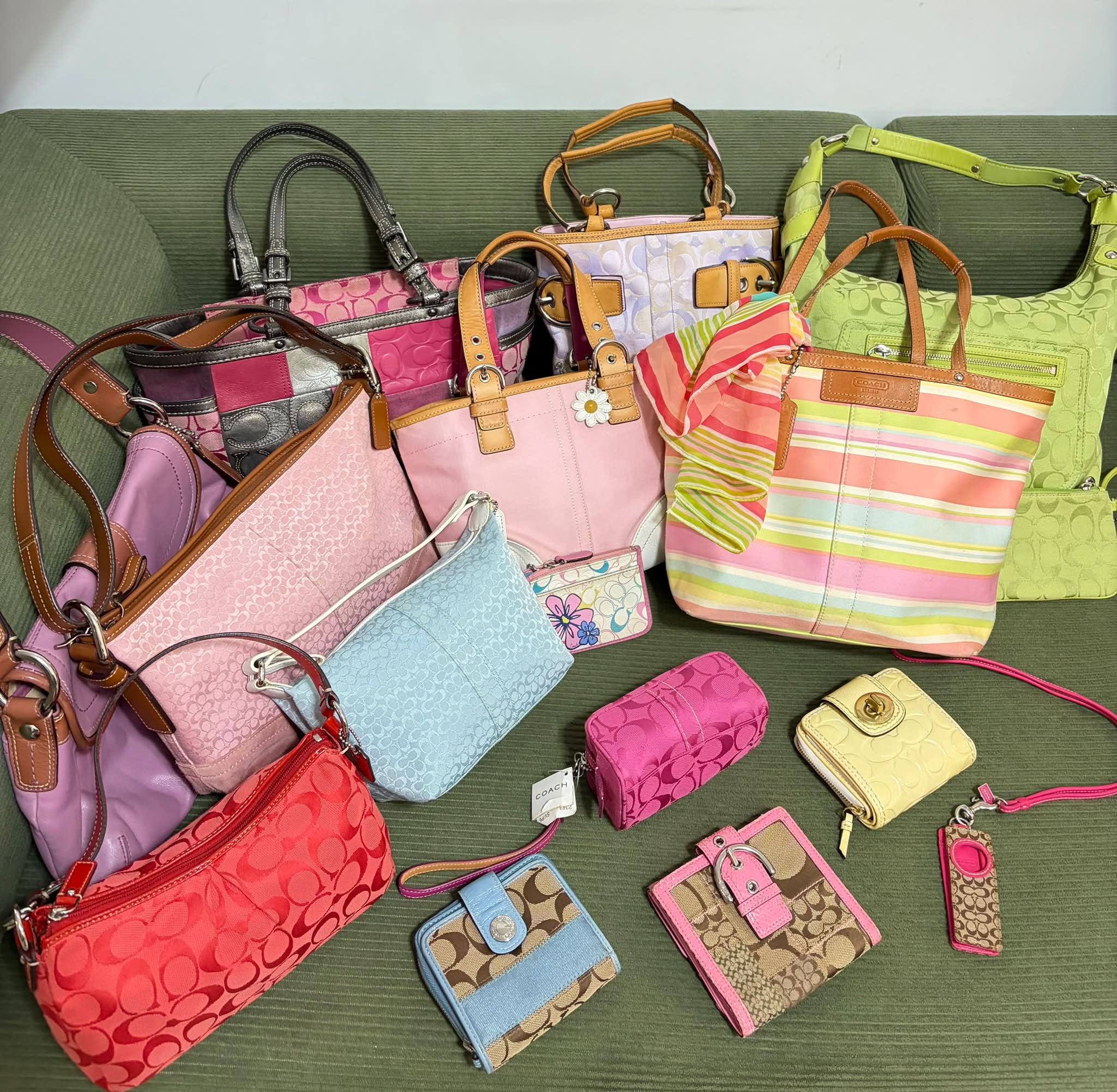 Pink y2k coach tote $85 shipped but open to offers! In good