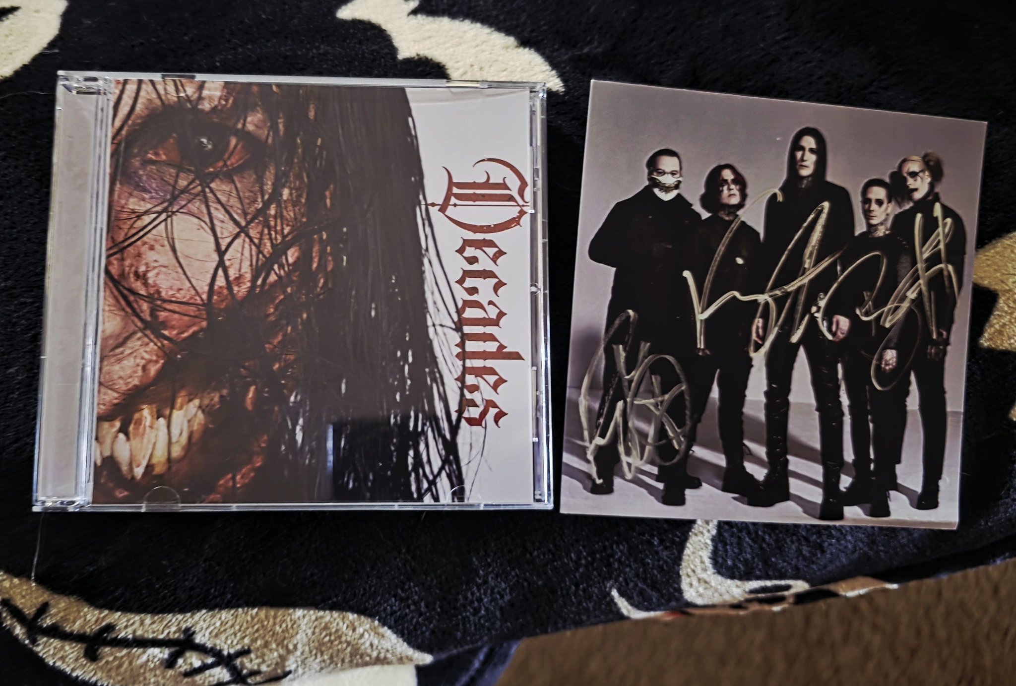 Motionless In White - CD4枚＋サイン入りポスター Motionless In White signed card shipping update for Decades Dark