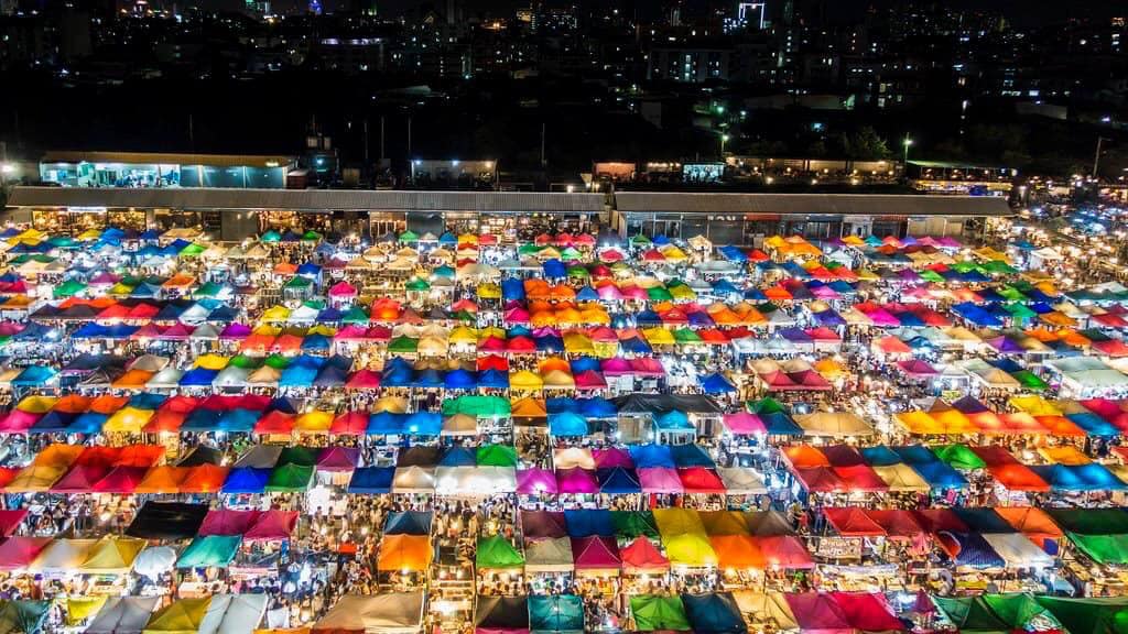 TAT Hochiminh - Chợ đêm Ratchada Train Night Market ở giữa... | Facebook
