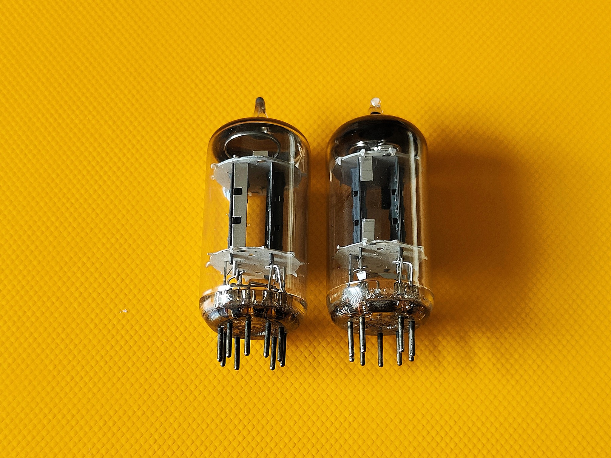 Telefunken 6211, two different construction